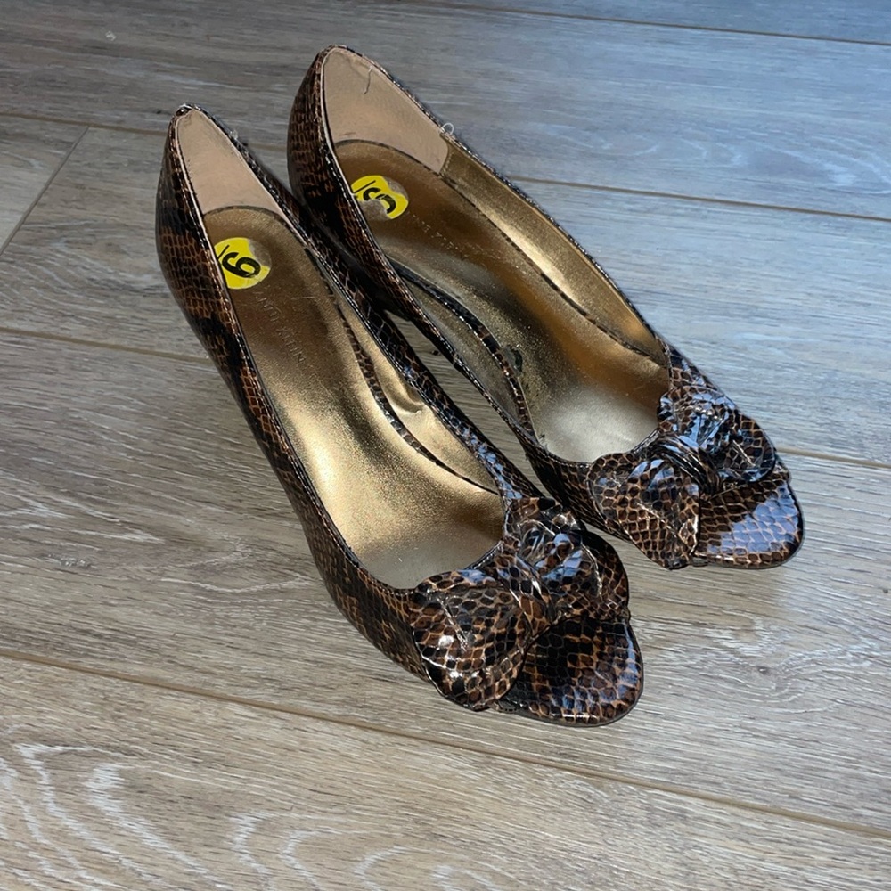 Anne Klein animal print wedge heels in EUC!  Size 9